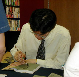 サインをする谷川先生・その２